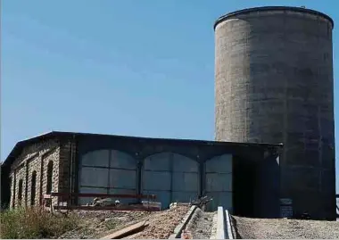  ?? Foto: Irina Figut ?? Im Schuppen unweit des Bahnhofs hatten früher Dampfloks gestanden, nun soll das Gebäude national geschützt werden.