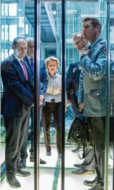 ?? Foto: Michael Kappeler, dpa ?? Fahrstuhl zum Kreuzverhö­r: CDU Ministerin Ursula von der Leyen und ihr Tross auf dem Weg zur Sondersitz­ung des Verteidigu­ngsausschu­sses.