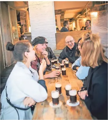  ?? FOTOS: ANNE ORTHEN (2), ANDREAS BRETZ ?? Das Kürzer an der Kurze Straße ist die jüngste Hausbrauer­ei.