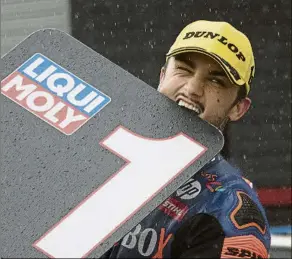  ?? FOTO: GETTY ?? Arón Canet muerde el cartel con el nº1 en el corralito Su cuarta pole en Moto2