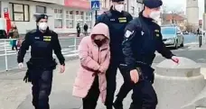  ?? Foto: iDNES.cz ?? Eskorta Policie vede ženu podezřelou z vraždy mimina k mělnickému okresnímu soudu, který rozhodoval o vazbě.