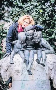  ?? RP-FOTO: ANDREAS BRETZ ?? Fotografin Katharina Mayer früher oft mit ihren Kindern bei Spaziergän­gen häufig am Märchenbru­nnen im Hofgarten vorbei.