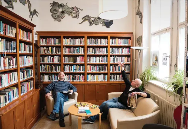  ?? Foto: Uwe Steinert ?? Der ehemalige Buchhändle­r Bernd Gaiser (rechts) kümmert sich intensiv um die Bibliothek. Über den Büchern hängen Kunstwerke von Klaus Becker (links).