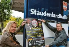  ?? Foto: Oliver Reiser ?? Am 2. November wird Fischach gerockt. Bonfire-Gitarrist Frank Pané und Staudenbah­n-Geschäftsf­ührer Hubert Teichmann haben vor der Staudenlan­dhalle schon einmal ein Plakat aufgehängt.