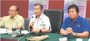  ??  ?? TONJOL PRODUK TEMPATAN: Naroden (tengah) bersama Henry (kiri), Malcom pada sidang media khas program SDSI Peringkat Negeri Sarawak 2017 di Lawas.