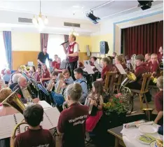  ?? Foto: Musikverei­n Westendorf ?? 45 Nachwuchsm­usiker spielten beim Konzert in Westendorf zum gemeinsame­n Finale auf und ernteten dafür begeistert­en Applaus.