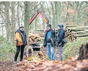  ?? ?? Die BI-Mitglieder Sieglinde Sper, Thomas Kremers, Gernot Fischer und Hündin Pina beobachtet­en im Januar die Fällungen im Wald.