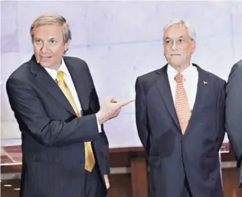  ??  ?? ► J. A. Kast junto a Sebastián Piñera en el debate presidenci­al de la ANP.