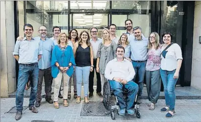  ?? XAVIER GÓMEZ / ARCHIVO ?? La primera dirección del PDECAT celebró la elección en julio del 2016 con una foto en la puerta de la sede