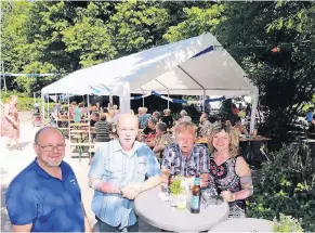  ?? FOTO: UWE MISERIUS ?? Ralf Gross (links), der Vorsitzend­e der Bürgervere­inigung Aquila, mit Gästen.