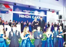  ?? ?? Directivos de Nihon Gakko hacen uso de la palabra durante la ceremonia por el 31 aniversari­o de la institució­n.