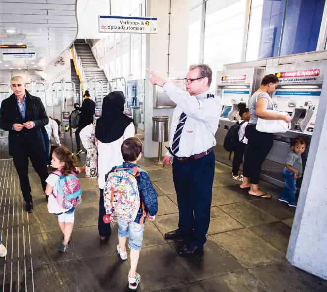  ??  ?? Normaal is André den Exter (58) trambestuu­rder bij de RET, sinds enkele maanden loopt hij ook een dag per week als servicemed­ewerker op het perron.