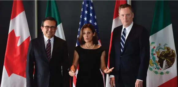  ?? SEAN KILPATRICK/THE CANADIAN PRESS FILE PHOTO ?? Foreign Affairs Minister Chrystia Freeland, between Mexico and U.S. representa­tives Ildefonso Guajardo Villarreal and Robert Lighthizer, will rejoin NAFTA talks this month.