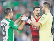  ?? ?? Andrés Guardado —izquierda— durante un encuentro con el Betis