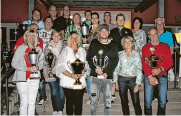  ?? Foto: SVK ?? Glückliche Pokalgewin­ner: In zehn Endspielen wurden bei den Tennisspie­lern des SV Karlshuld die Sieger gekrönt.