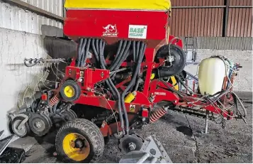  ?? ?? Tom’s Duncan Enviro DD30/35, a double disc air seeder