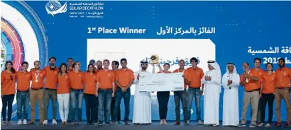  ?? — Photo by Juidin Bernarrd ?? Sheikh Mansoor awards the SDME first-place prize to the Virginia Tech University team on Wednesday.