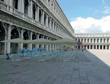  ??  ?? La simulazion­e Gli ombrelloni in piazza San Marco per poter incentivar­e l’uso del plateatico