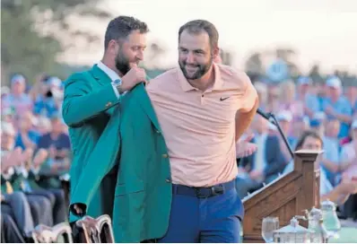  ?? ASHLEY LANDIS (AP/LAPRESSE) ?? Rahm viste con la chaqueta verde a Scheffler, el domingo en Augusta.