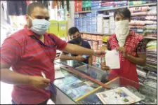  ??  ?? Civic officials fine shop owners for violating safety rules.