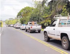  ?? MARCO GARCIA/ASSOCIATED PRESS ?? A line of traffic is seen going toward Pahoa town Sunday in Hawaii as residents are evacuated. Hawaii’s Kilauea volcano has been erupting and triggering earthquake­s for the past week.