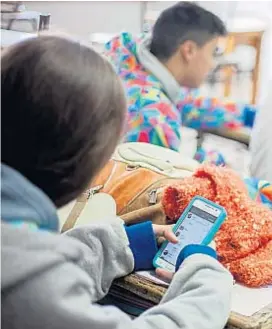  ?? (LA VOZ) ?? Poco en el aula. Los estudiante­s cordobeses suelen plantear que, en general, no hacen tareas dentro de la escuela aplicando celulares.