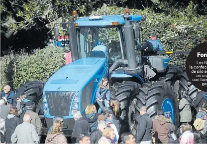  ?? GERMÁN GARCIA ADRASTI ?? Gigante. El T9 de New Holland atrajo a grandes y a chicos en la muestra con sus 670 CV y 22,5 toneladas.