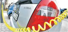  ?? FOTO: JAN WOITAS ?? Aufladen eines E-Autos an einer speziellen Ladestatio­n: Die Nachfrage nach elektrisch­en Autos und sogenannte­n Plug-in-Hybriden steigt. Das liegt auch an der erhöhten Umweltpräm­ie, mit der Käufer rechnen dürfen.