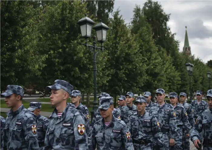  ?? Bild: FELIPE DANA/TT ?? RYSKA SOLDATER I MOSKVA. Under militärövn­ingen Vostok-2018, den största i Rysslands historia, deltar 300000 ryska soldater.