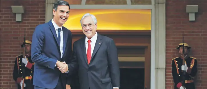  ??  ?? Piñera ayer, junto a su homólogo español, Pedro Sánchez, con quien realizó una declaració­n conjunta en la que abordó por tercera vez la candidatur­a presidenci­al de Jair Bolsonaro.