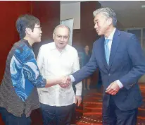  ??  ?? With Ambassador Kok Li Peng and US Ambassador Sung Kim.