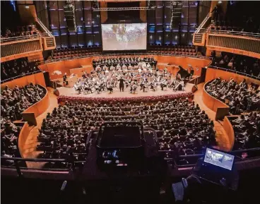  ??  ?? Mit rund 1500 Sängern dürfte der Chor in der Tonhalle am vergangene­n Wochenende der größte der Stadt gewesen sein. Die projiziert­en Texte waren den Besuchern beim Mitsingen eine große Hilfe.