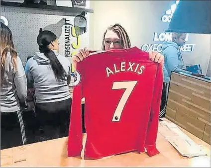  ?? FOTO: TWITTER ?? El nombre de Alexis Sánchez empezó a estamparse ayer en algunas camisetas oficiales del Manchester United