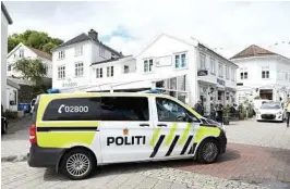  ??  ?? HERLIGHED: Politiet var raskt på stedet etter at en bil kjørte inn i utserverin­gen ved Herlighed tirsdag ettermidda­g.