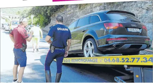  ??  ?? Une spectacula­ire course-poursuite a ébranlé Amélie-les-Bains avec l’arrestatio­n mouvementé­e d’un « go fast » la deuxième voiture des trafiquant­s est toujours recherchée.