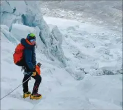  ?? PRIVATFOTO ?? I går morges lykkedes det for Emma Østergaard og makkeren Jakob Urth at nå toppen af Mount Everest.