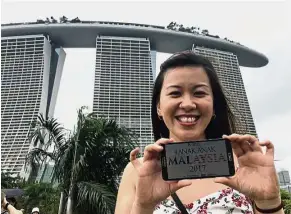  ??  ?? No place like home: Yvonne Lim sends her love to Malaysia from the Marina Bay Sands in Singapore.