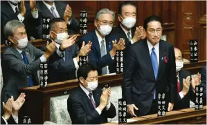  ?? KAZUHIRO NOGI/AFP ?? MANDAT BARU: Pemimpin Partai Demokrat Liberal (LDP) Jepang Fumio Kishida (dua dari kanan) mendapat aplaus setelah terpilih sebagai perdana menteri di majelis rendah parlemen di Tokyo kemarin (4/10).