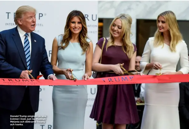  ??  ?? Donald Trump omgiven av sina kvinnor i livet, just nu. Hustrun Melania och döttrarna Tittany och Ivanka.
