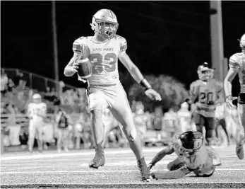  ?? MICHAELA BARNEY/ORLANDO SENTINEL ?? Lake Mary tight end Rocco Underwood (33) catches a long pass and runs for a touchdown against Oviedo on Oct. 4.