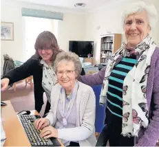  ??  ?? Silver surfers Volunteer Jacqui Ogilvie explains basics of computer use to Allan Park House tenants Margaret Brackall (seated) and Sadie Cameron