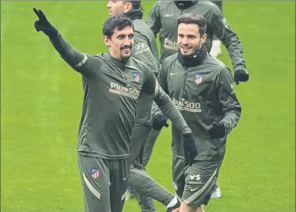  ?? FOTO: EFE ?? Stefan Savic y Saúl Ñíguez, sonrientes ayer en el Metropolit­ano, serán dos de los titulares del Atlético hoy en Ipurua