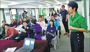  ?? PHOTOS BY ZHANG ZEFENG / CHINA DAILY ?? Associate professor Zhai Xin gives a lecture to EMBA students at Guanghua School of Management in Peking University on March 21.