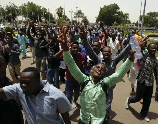  ?? Bild: AP ?? Sudaneser firar på gatan i Khartum efter underteckn­andet av ett tidigare avtal om maktdelnin­g mellan militären och proteströr­elsen.