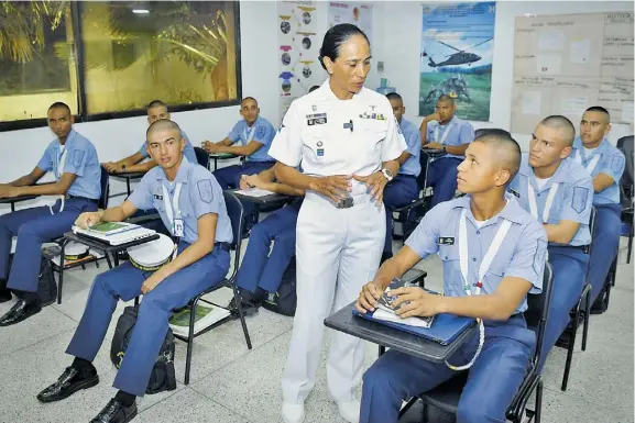  ?? Jeisson Gutiérrez ?? La suboficial jefe técnico Enith Acosta se dirige a un grupo de grumetes, a los que forma en la Escuela Naval ‘ARC Barranquil­la’.|