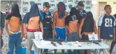  ??  ?? GRUPO. Los detenidos y las evidencias que les encontraro­n.