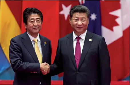  ??  ?? Photo ci-dessus : Le 27 octobre 2018, le Premier ministre japonais était reçu à Pékin par le président chinois Xi Jinping lors d’une rencontre bilatérale marquant le 40e anniversai­re de la signature du Traité de paix et d’amitié entre les deux pays. Rivaux sur bien des sujets, les deux pays partagent une même inquiétude quant à la pression commercial­e des États-Unis. (© Shuttersto­ck/ plavevski)