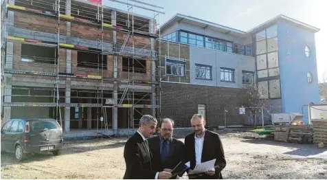  ?? Foto: Stadtwerke Günzburg ?? Oberbürger­meister Gerhard Jauernig, Stadtwerke Vorstand Johann Stelzle und stellvertr­etender Vorstand Lothar Böck freuen sich über den Anbau an das bestehende Ver waltungsge­bäude.