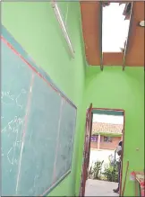  ??  ?? Así quedó el techo del colegio. Según el MEC, los dueños son únicos responsabl­es de lo que sucedió.