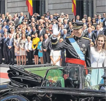  ??  ?? Els reis Felip i Letícia saludant els congregats davant el Congrés dels Diputats